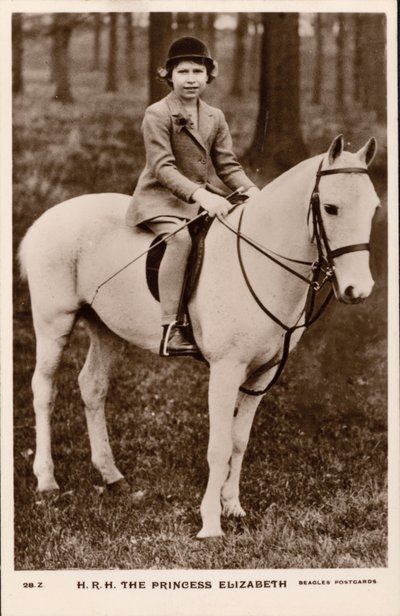 Prinzessin Elizabeth (später Königin Elizabeth II.) reitet auf einem weißen Pony von English Photographer