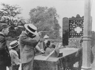 Straßenschießstand im Jahr 1902 von English Photographer