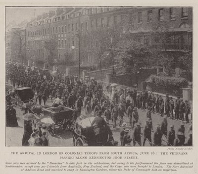 Die Ankunft in London von Kolonialtruppen aus Südafrika, 26. Juni, die Veteranen ziehen die Kensington High Street entlang von English Photographer
