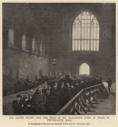 Die Menge, die am aufgebahrten Körper von Mr. Gladstone in der Westminster Hall vorbeizieht von English Photographer