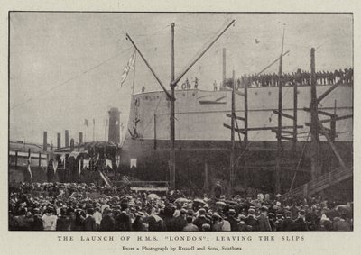 Der Stapellauf der H.M.S. London, verlässt die Slipanlage von English Photographer