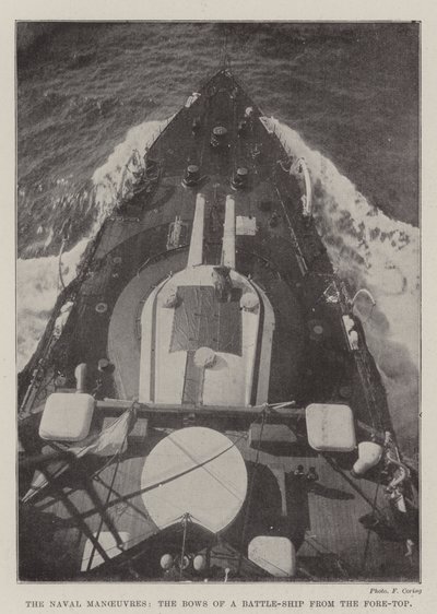 Die Marine-Manöver, die Bugansicht eines Schlachtschiffs vom Vordertop von English Photographer
