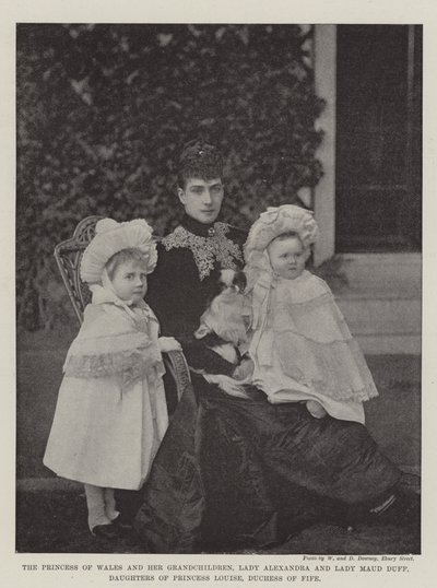 Die Prinzessin von Wales und ihre Enkelinnen, Lady Alexandria und Lady Maud Duff, Töchter von Prinzessin Louise, Herzogin von Fife von English Photographer