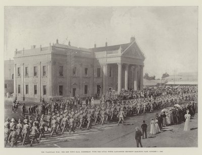 Der Transvaal-Krieg, das neue Rathaus von Kimberley, mit dem Loyal North Lancashire Regiment, das vorbeimarschiert, 7. Oktober 1899 von English Photographer