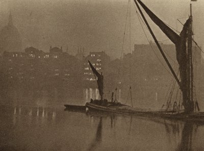 Die Schatten der Nacht fallen langsam über den Londoner Fluss (s/w Foto) von English Photographer
