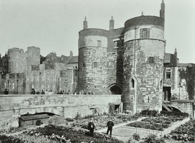 Tower of London, Tower Hill: die Beauchamp und Byward Towers, 1895 von English Photographer