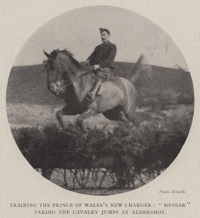 Training des neuen Pferdes des Prinzen von Wales, Husar nimmt die Kavalleriesprünge in Aldershot von English Photographer