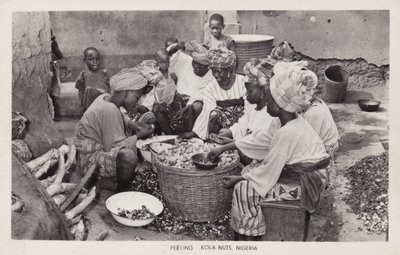 Frauen schälen Kolanüsse, Nigeria von English Photographer