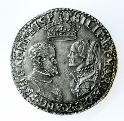 Gedenkschilling zur Hochzeit von Philipp II. von Spanien (1527-98) und Maria I. von England (1516-58) 1554 von English School