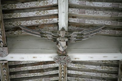 Ansicht eines der geschnitzten Holzengel im Kirchenschiff von English School