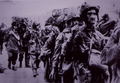 Erschöpfte britische Fallschirmjäger von den Deutschen gefangen genommen, Schlacht um Arnheim von English School