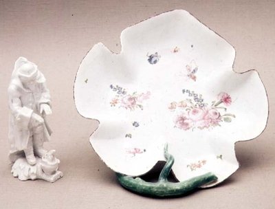 Longton Hall Blattschale, Trembly Rose, 1755, und Figur des Winters, 1758 von English School