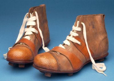 Paar Cup-Final-Spezialstiefel mit Korbmuster auf den Zehen, ca. 1910 von English School
