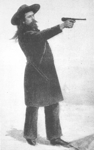 William F. Cody (Buffalo Bill) mit seinem neuen Gewehr von English School