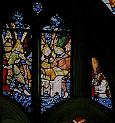 Fenster s1 mit Darstellung von musizierenden Engeln mit Psalter und Rebec; auch ein Weihrauchfass-Engel von English School