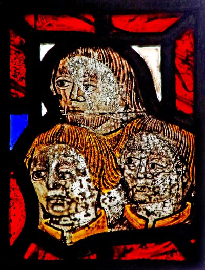 Fenster s6 mit einem neu eingesetzten Fragment mit drei Köpfen von English School