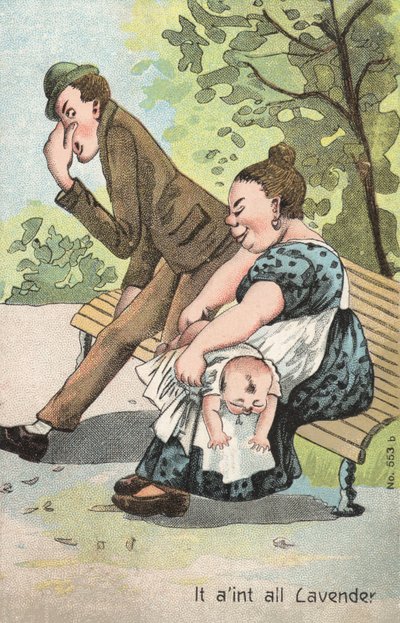 Frau wechselt ein Baby im Park von English School