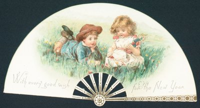Junges Mädchen und Junge spielen im Gras, Neujahrskarte von English School
