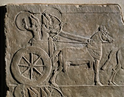 Assyrischer Kriegswagen mit Wagenlenker von Erich Lessing