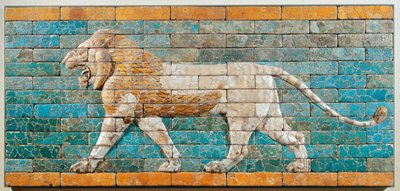 Löwe nach links. Babylon, Mesopotamien, Zeit Nebukadnezars II. Glasiertes Terrakotta-Relief von Erich Lessing