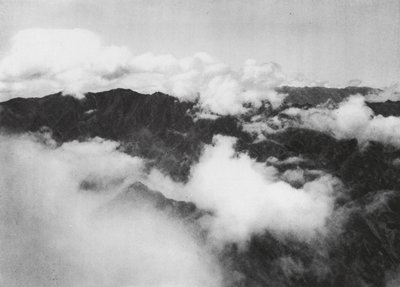 Hua shan, Pai yun, Shensi, Weiße Wolken um den Gipfel des Heiligen Berges von Ernst Boerschmann