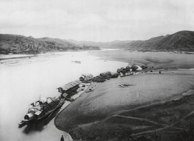 Kuei Kiang, Kuangsi, Kuei Fluss, Boote entlang der Ufer von Ernst Boerschmann
