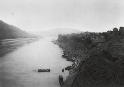 Suchoufou, Szechuan, Blick von der Stadt den Min-Fluss hinauf von Ernst Boerschmann