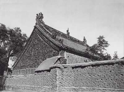 Tsing yang shu, Shantung, Halle mit glasierten Terrakotta-Reliefs im Tempel der Tai shan Göttin von Ernst Boerschmann