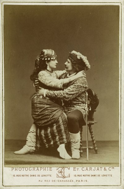 René Didier und Alice Lody in den Rollen von Phöbus und Esmeralda von Etienne Carjat