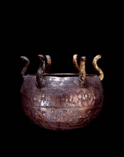 Etruskische Zivilisation: Kleiner Silbervase mit Schlangen aus dem Fürstengrab Bernardini in Preneste von Etruscan
