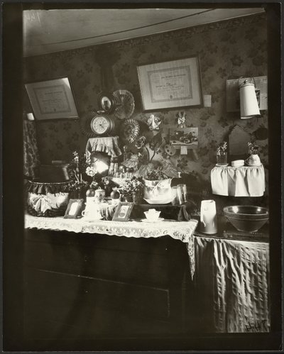 Kleines Zimmer einer Arbeiterin, Rue de Belleville von Eugène Atget