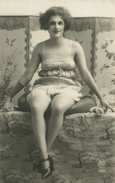 Porträt einer sitzenden Frau in Unterwäsche von European Photographer