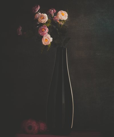 Stimmungsvolle Blumen Stillleben von Farid Kazamil