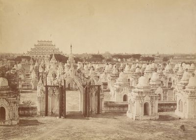 Die 450 Pagode von der Zentralpagode - Mandalay von Felice Beato