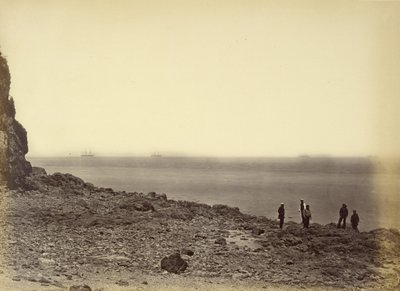 Ansicht der Küste mit Schiffen am Horizont und fünf Figuren am Strand von Felice Beato