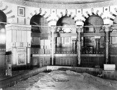 Innenansicht der Omar-Moschee in Jerusalem. Zwei Reihen von Säulen und Marmorsäulen umgeben den Felsen, der für Juden und Muslime heilig ist von Félix Bonfils