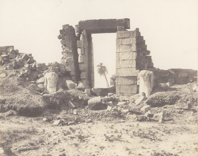 Karnak Theben, Erster Pylon - Ruinen des Tores und der Kolosse, 1851-52, gedruckt 1853-54 von Félix Teynard