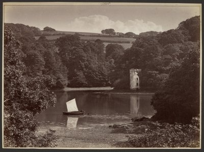 [Boot auf einem See neben einer Burg] von Francis Bedford