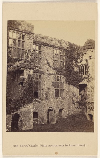 Carew Castle - Staatsgemächer im Innenhof von Francis Bedford