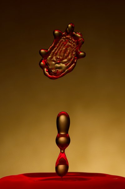 Dynamischer Gold Roter Spritzer von Francois Casanova
