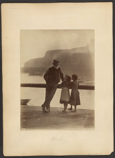 Alter Mann und zwei Mädchen von Frank Meadow Sutcliffe