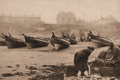 Frauen laden Fische in Körbe von den Fischerbooten, Whitby Hafen von Frank Meadow Sutcliffe