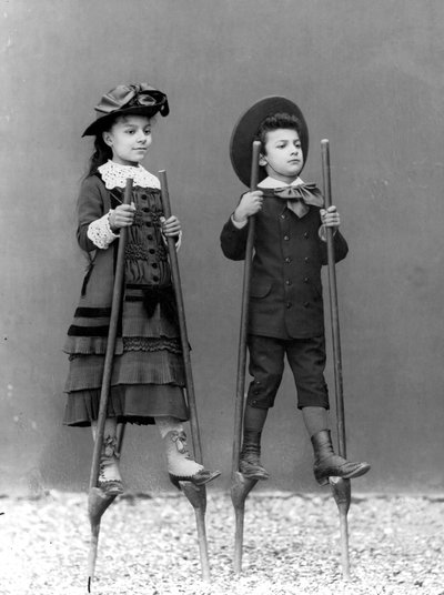Romualdo Alinaris Kinder, Adele und Arturo, auf Stelzen, Florenz, um 1875 von Fratelli Alinari Fratelli Alinari