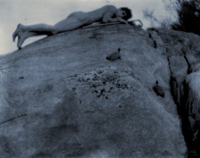 Nackter junger Mann auf Felsen mit Schildkröte und Hirtenstab, ca. 1906 (Cyanotypie) von Frederick Holland Day