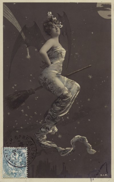 Eine junge Frau sitzt auf einem Besen und fliegt über Dächer von French Photographer