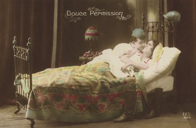 Paar küsst sich im Bett von French Photographer