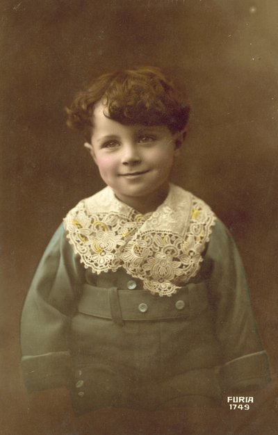 Niedlicher Junge mit großem Lächeln von French Photographer