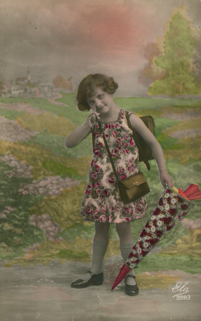 Mädchen im Blumenkleid, trägt mit Blumen dekorierten Kegel von French Photographer
