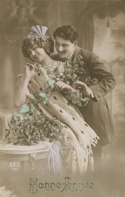 Neujahrsgrußkarte mit romantischem Paar, das Mistelzweig hält, 1913 von French Photographer