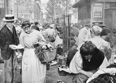 Händler unter Käufern und Verkäufern, Les Halles, Paris, 1896 von French Photographer